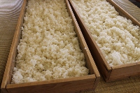 折箱に米を入れる